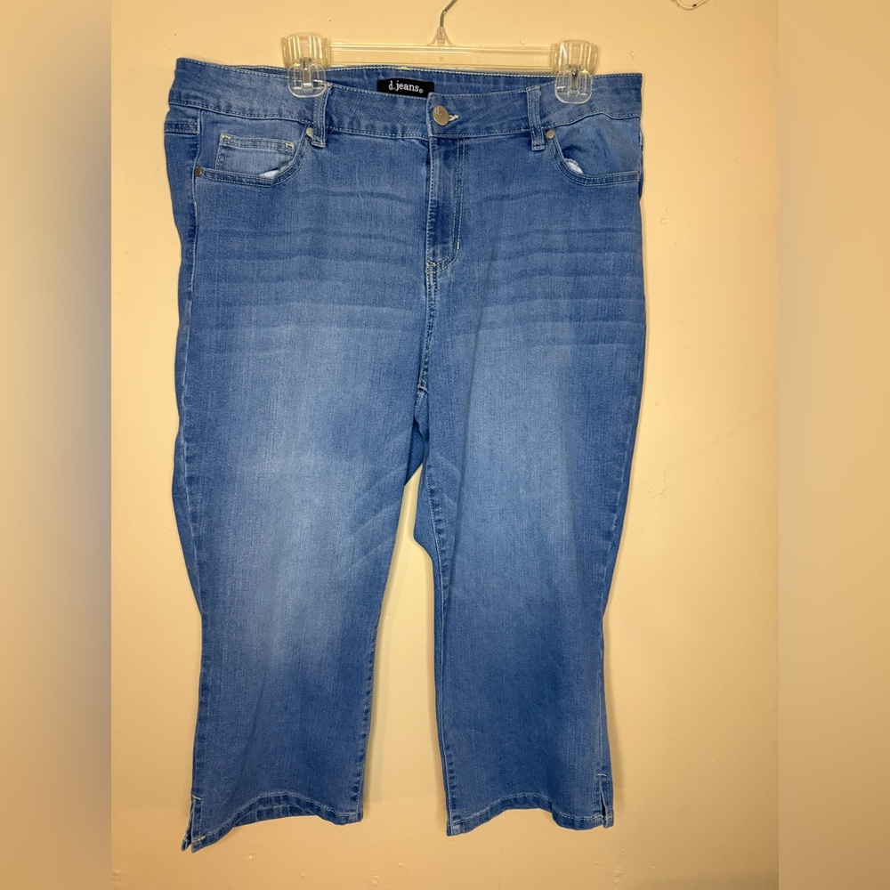 d. jeans Women's Light Blue Capri Jeans